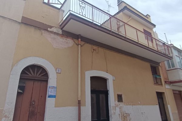 P/Terra – 3 Vani + Acc. + Ammezzato + Terrazzo e Soffitta